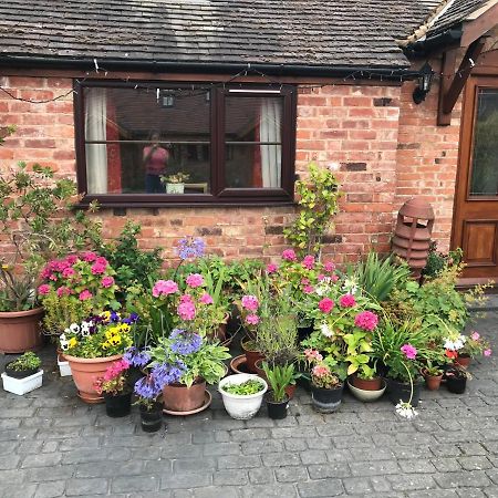 Nuneaton - Cottage - Sleeps 2 - Parking - Garden Экстерьер фото